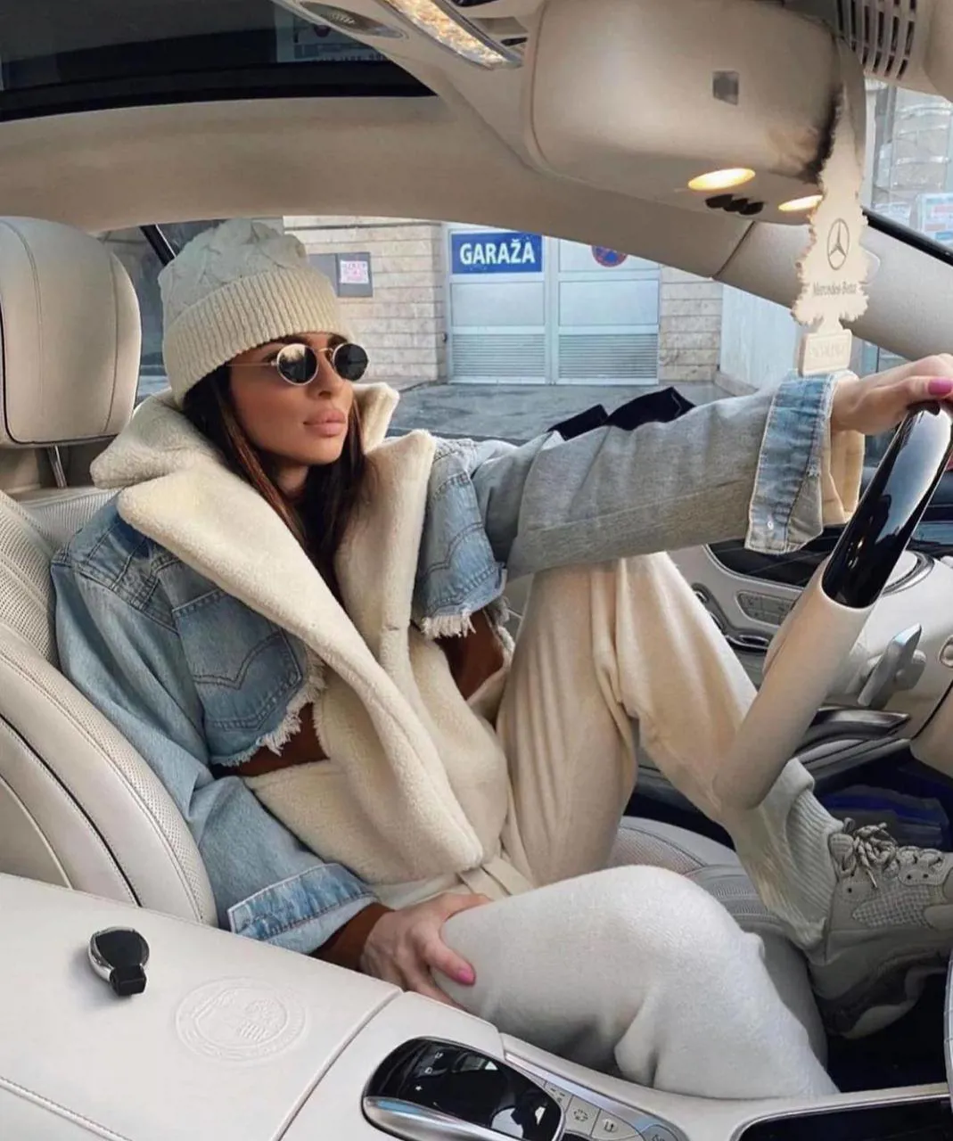 جاكت جينز - فرو مطعم سويدي