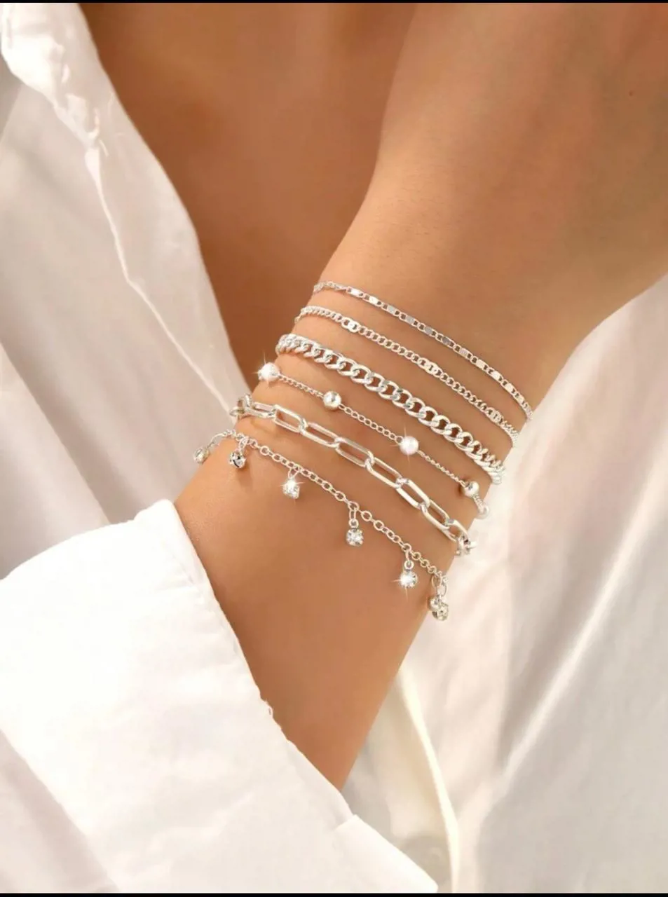 مجموعه اساور نسائية بستة قطع موضه وبسيطة  باللون الفضي الجذاب وذات حبيبات مجوفه ومناسبة للاطلالات الكاجوال 