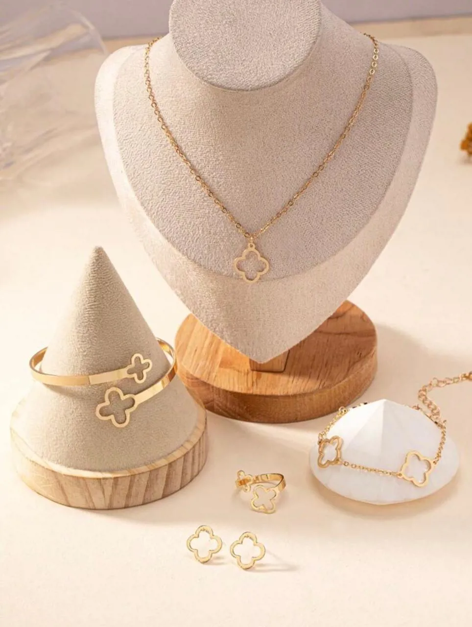 طقم مكون من 4 قطع مرصع بالكريستال بتصميم فائق الجودة ومقاوم للصدأ 