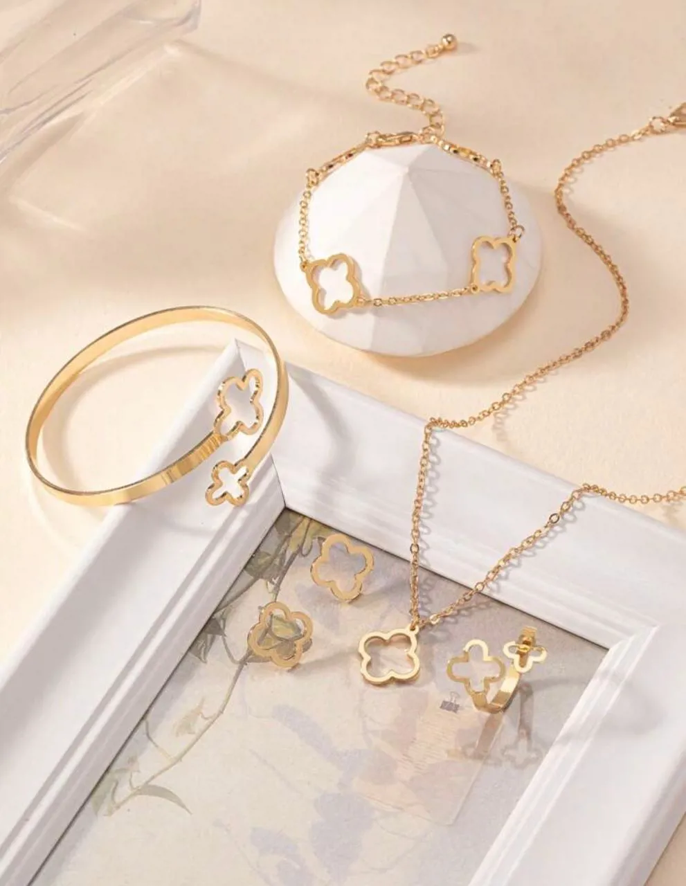 طقم مكون من 4 قطع مرصع بالكريستال بتصميم فائق الجودة ومقاوم للصدأ 