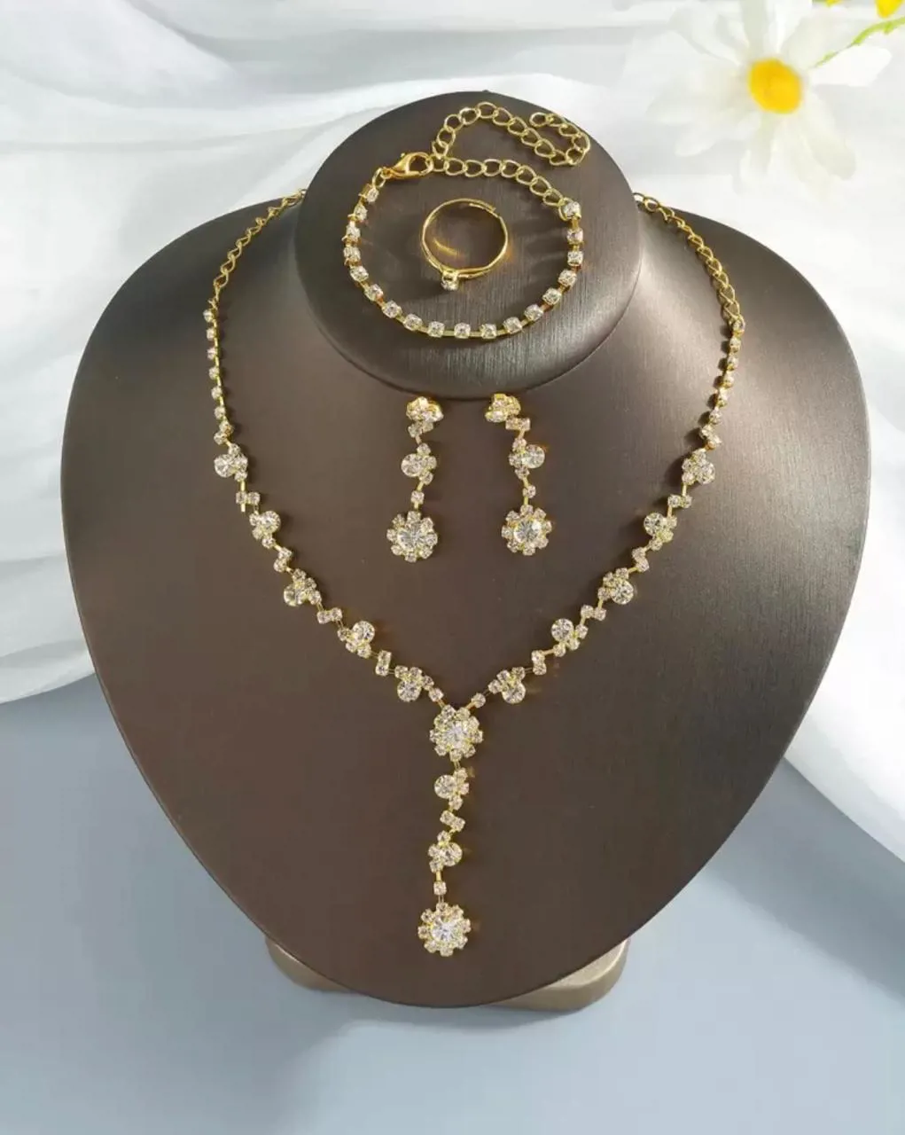 طقم مكون من 4 قطع بالكريستال بتصميم عالمي  مقابل للصدأ  مناسب للاحتفالات والمناسبات 