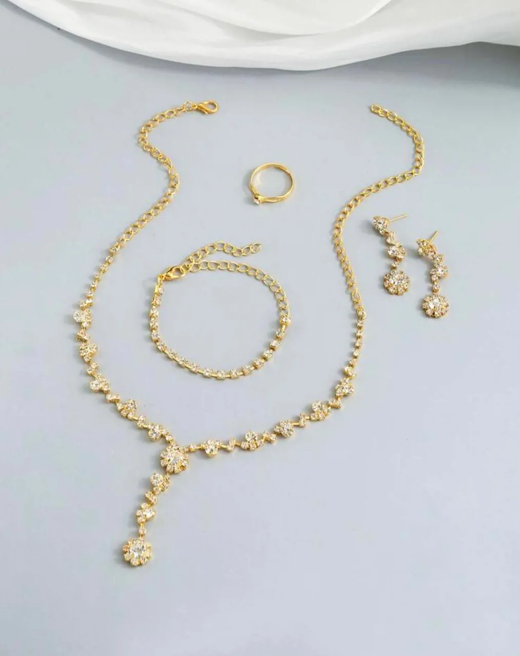 طقم مكون من 4 قطع بالكريستال بتصميم عالمي  مقابل للصدأ  مناسب للاحتفالات والمناسبات 