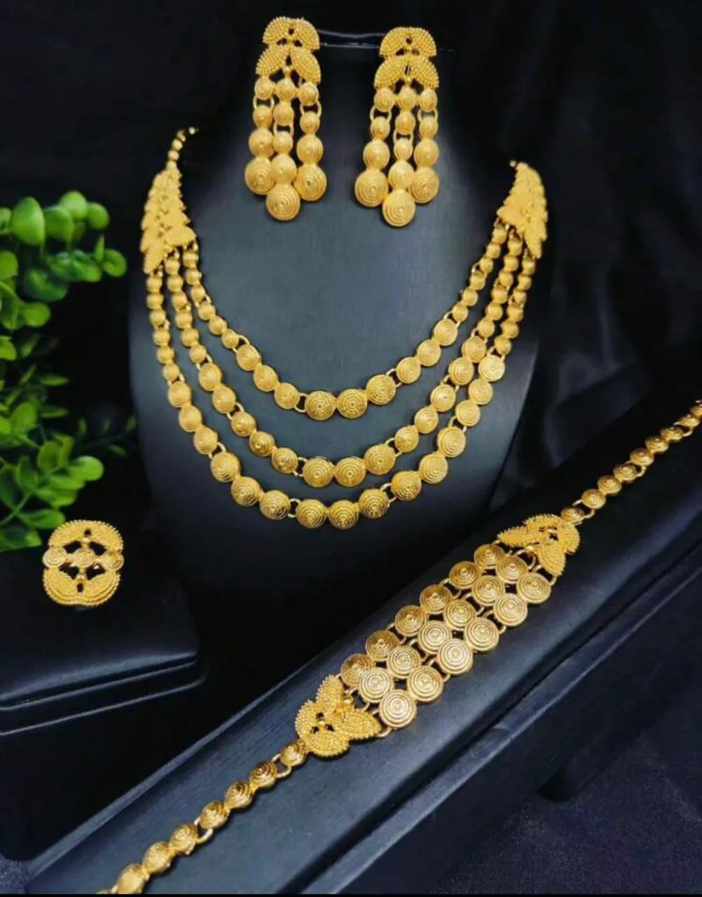 طقم مجوهرات مطلي من الذهب للنساء مقاوم للصدأ بأفضل تصميم عالمي سويسري مطلي ماء الذهب 