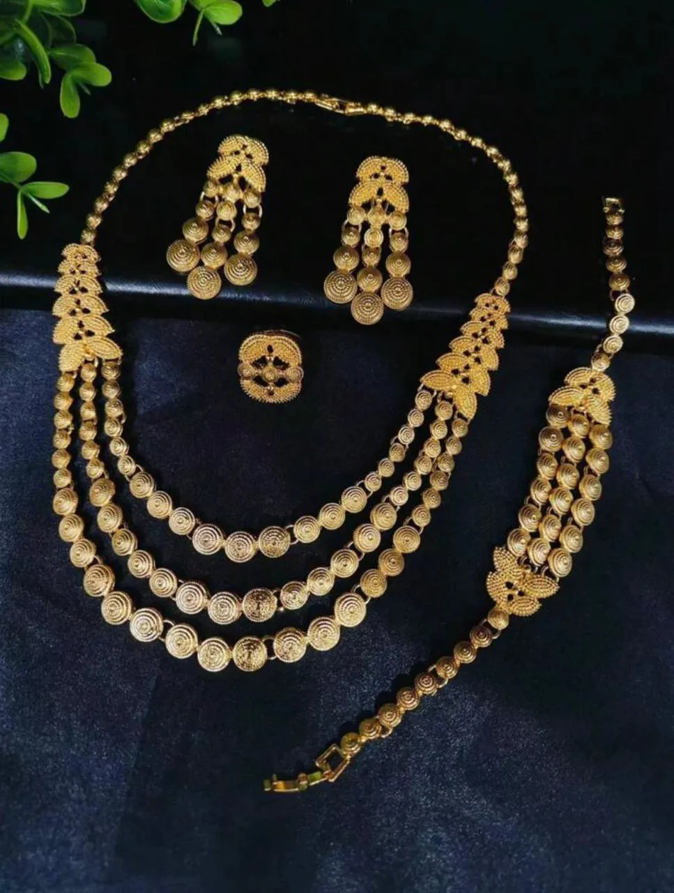 طقم مجوهرات مطلي من الذهب للنساء مقاوم للصدأ بأفضل تصميم عالمي سويسري مطلي ماء الذهب 