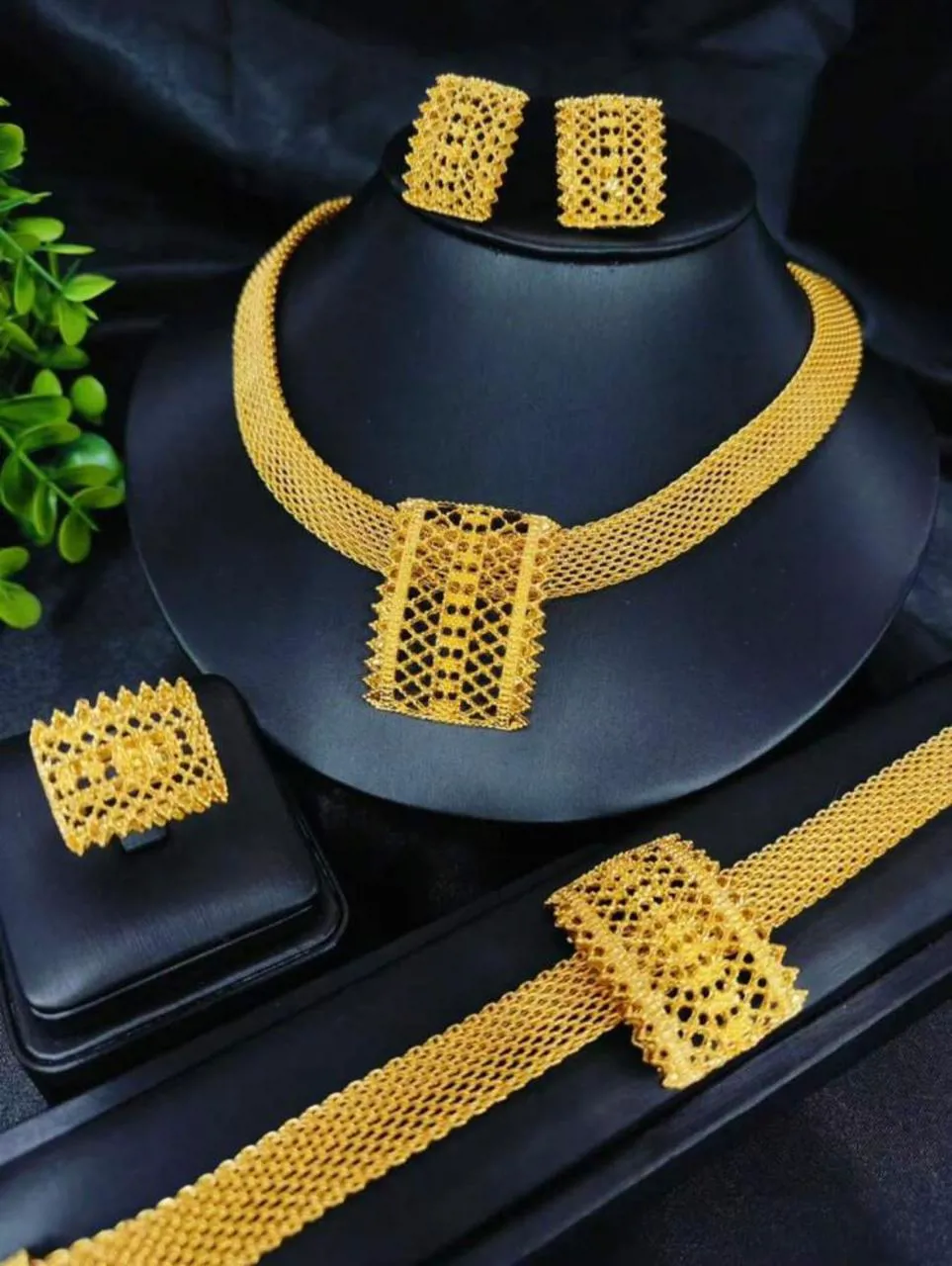 مجموعه مجوهرات مطلية بالذهب 4 قطع قلادة سوار وخاتم وأقراص مقابل للصدأ بأفضل جودة عالمية سويسرية 