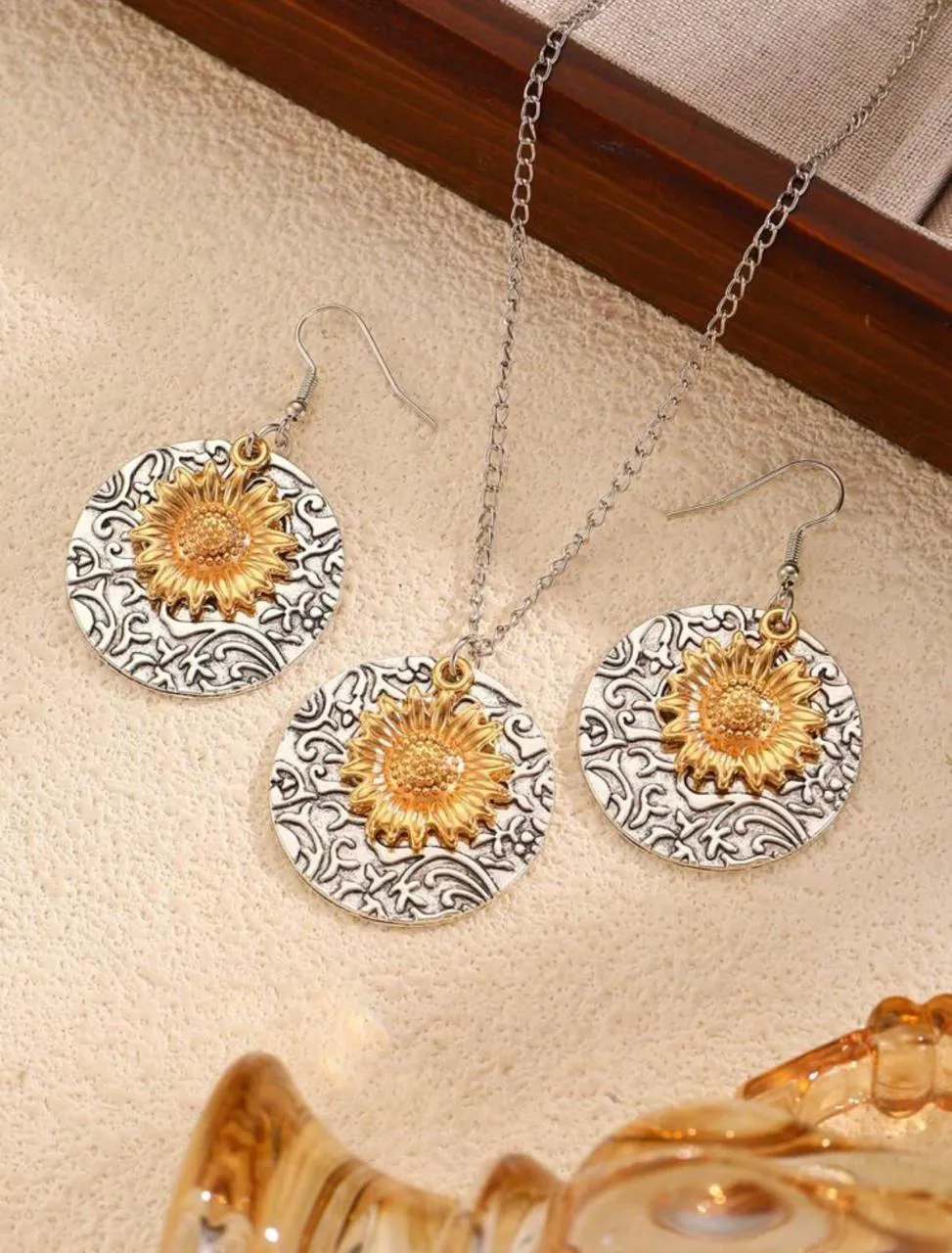 طقم اكسسوارات مجوهرات العباد الشمس بطبقات 2 قطعه أقراص وقلادة بتصميم بسيط ومبالغ  للجمال مقابل الصدأ  