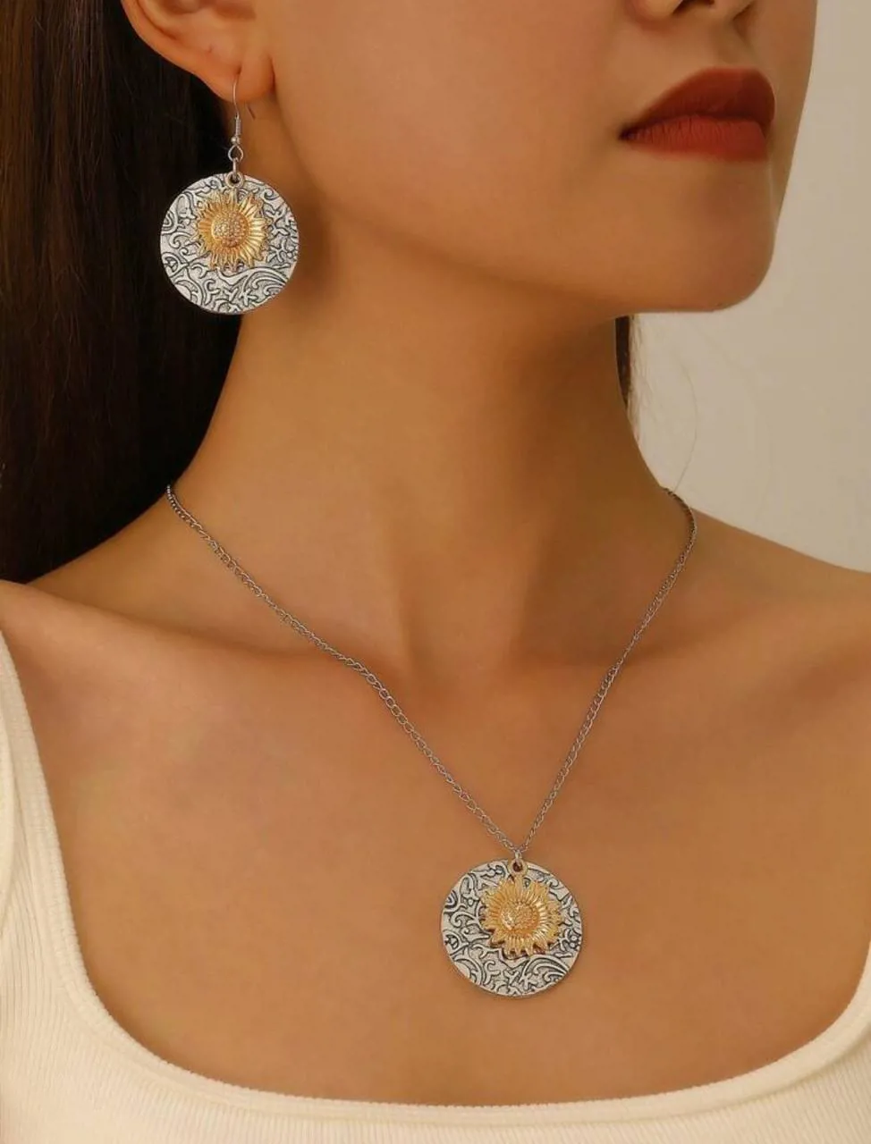 طقم اكسسوارات مجوهرات العباد الشمس بطبقات 2 قطعه أقراص وقلادة بتصميم بسيط ومبالغ  للجمال مقابل الصدأ  