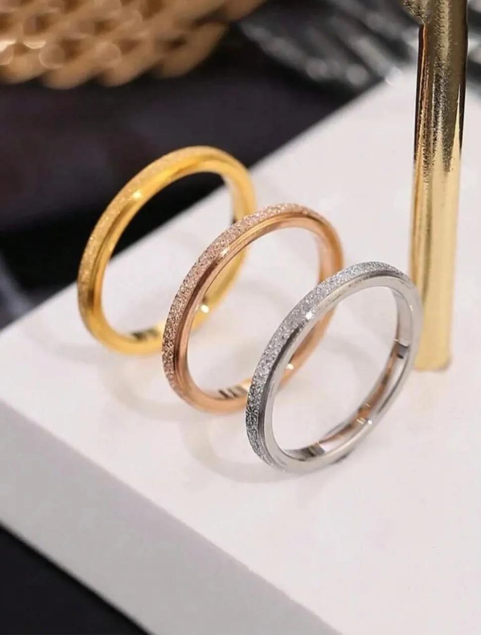 3قطع / مجموعه من خواتم النساء الفولاذ المقاوم للصدأ بلمعه مطفية بعرض 2من باللون الفولازى والذهبي والوردي قطعه واحدة  من كل لون مقاوم للصدأ  بأفضل التصميمات العالمية 