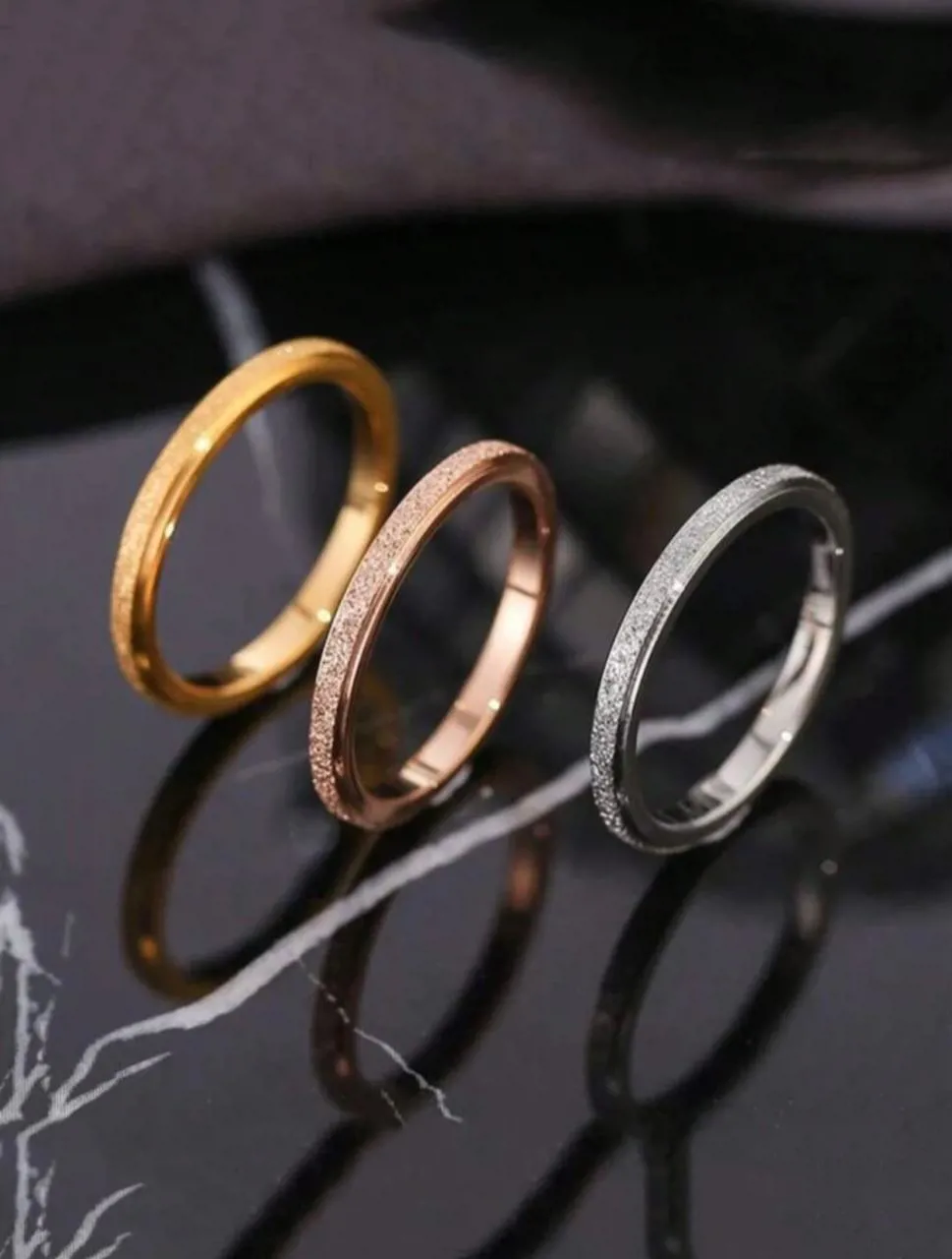 3قطع / مجموعه من خواتم النساء الفولاذ المقاوم للصدأ بلمعه مطفية بعرض 2من باللون الفولازى والذهبي والوردي قطعه واحدة  من كل لون مقاوم للصدأ  بأفضل التصميمات العالمية 