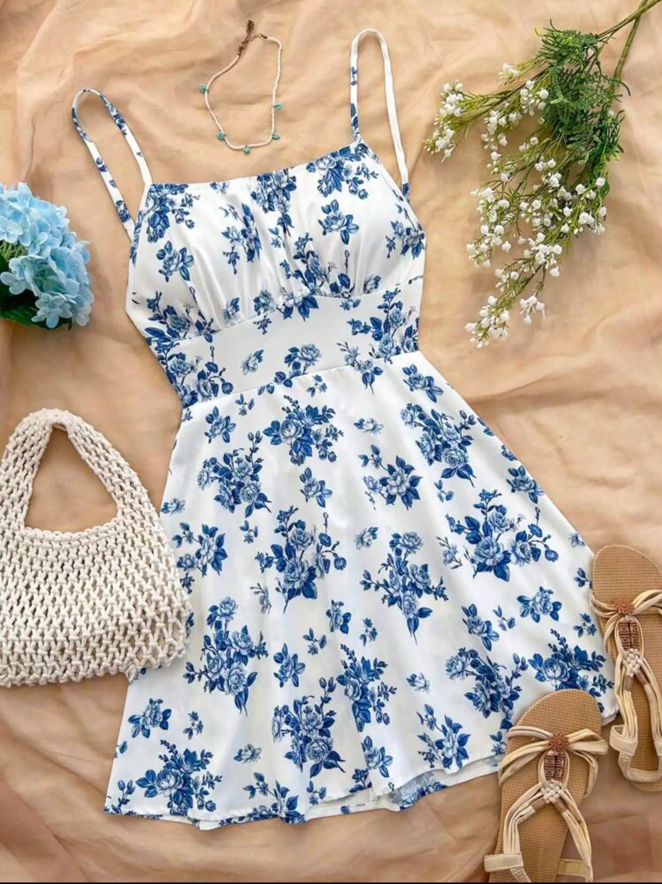 Short dress with thin straps and blue and white floral print