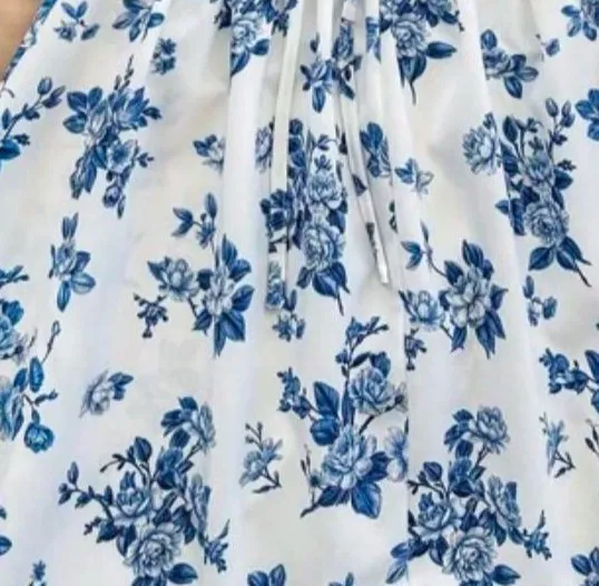 Short dress with thin straps and blue and white floral print