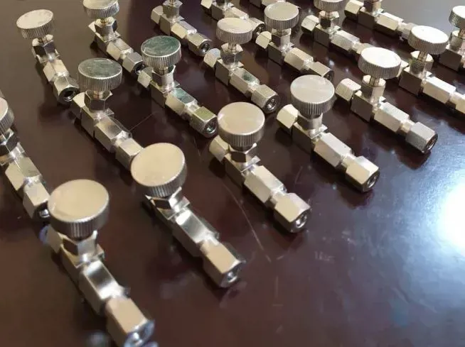 محبس خنق وشك فالف في نفس الوقت