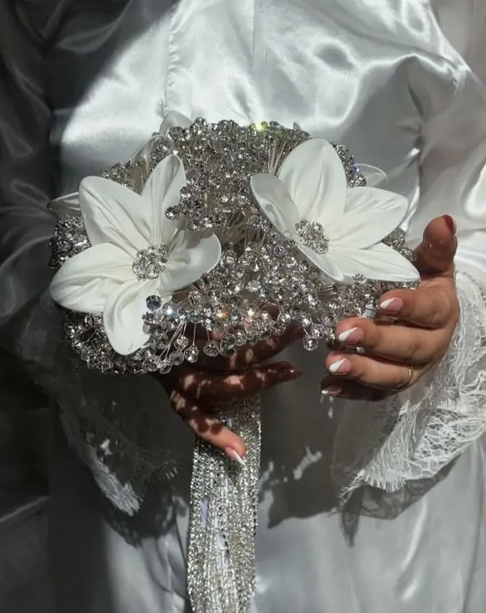 بوكيه الزهور البيضاء المزدوجة بالكريستال