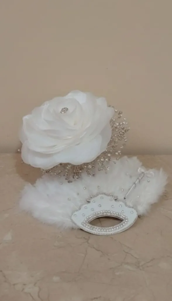 طقم العروس المتكامل (بوكيه الوردة الواحدة + مروحة الريش)