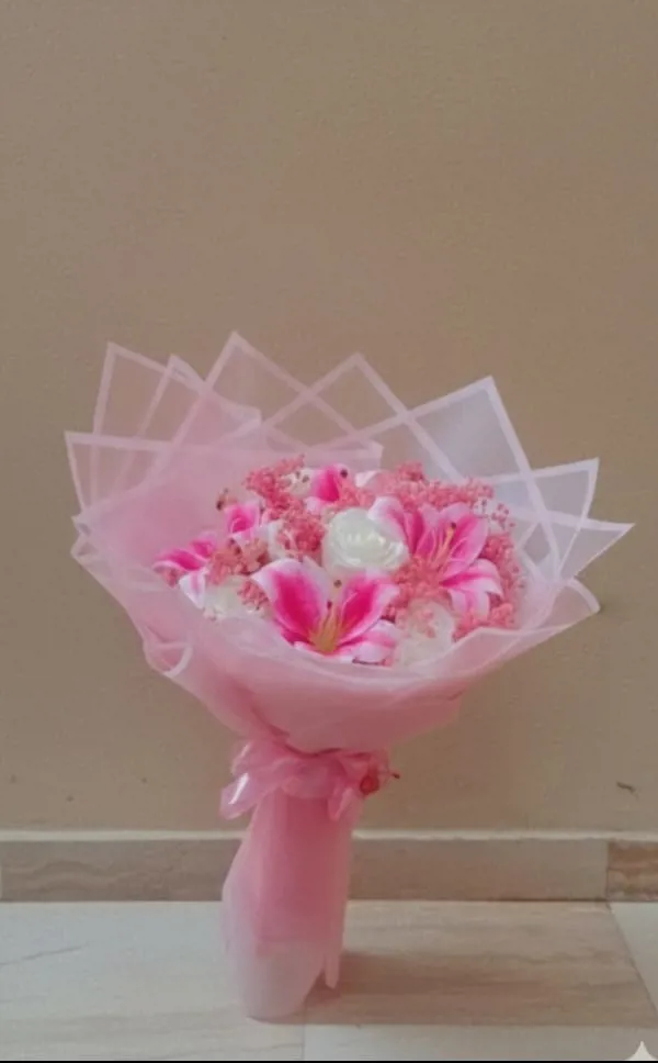 بينك لِيلي" (Pink Lily Bouquet
