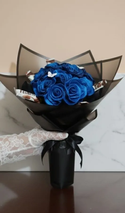 بوكيه ورد أزرق ملكي+شوكولاته              