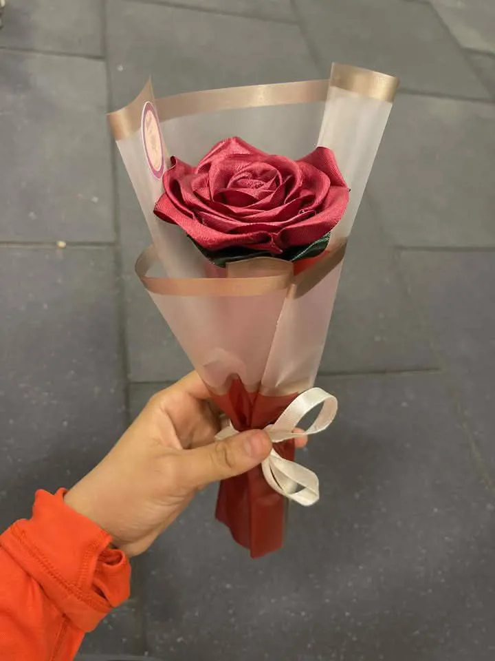 بوكيه الوردة الستان المنفردة (Single Satin Rose)