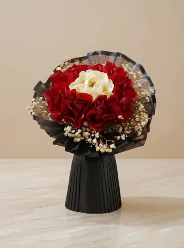 باقة "رويال ريد آند وايت ساتين"/(Royal Red & White Satin)