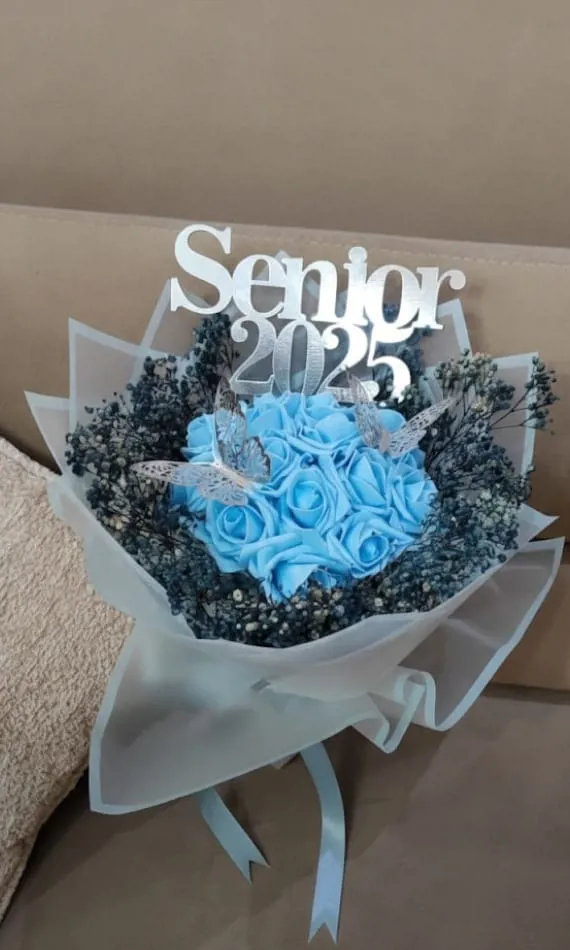 بوكيه "سينيور" (Senior Bouquet) باللون البيبي بلو