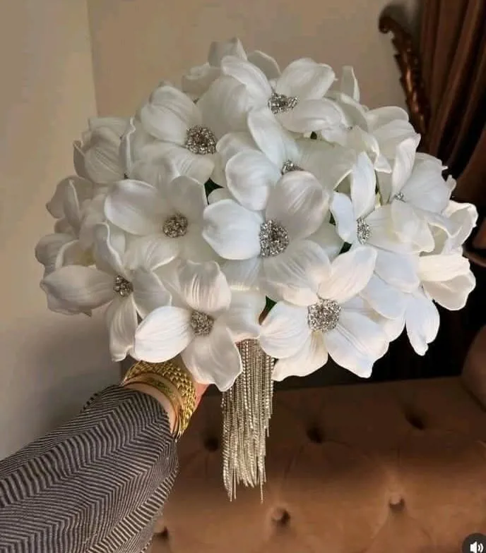 بوكيه زفاف "سيلفر ستار" المنسدل