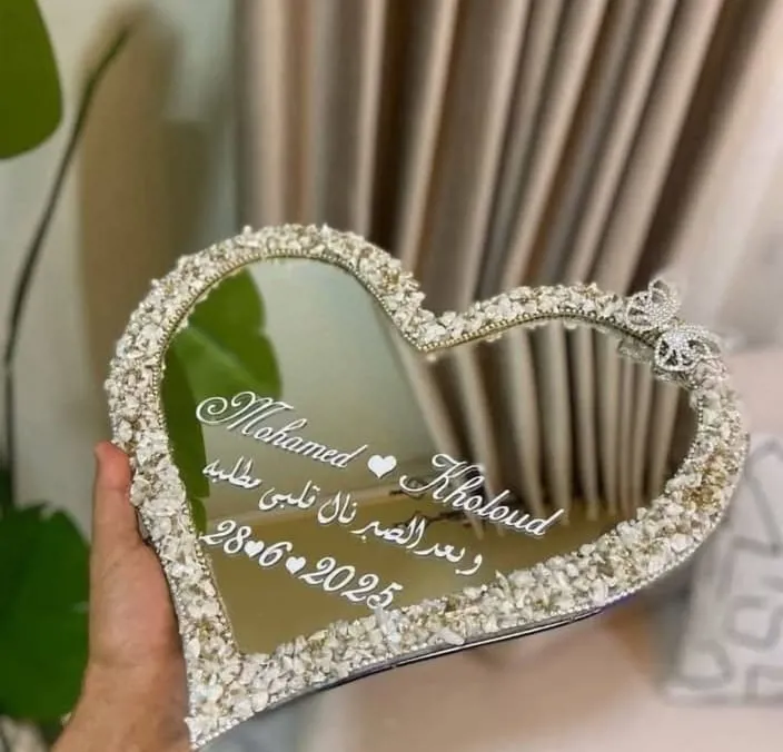 صينية مرآة على شكل قلب مرصعة بالكريستال