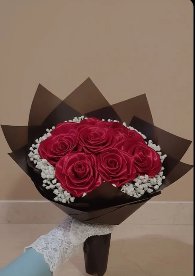 بوكيه الورد الستان الأحمر (Red Satin Bouquet)