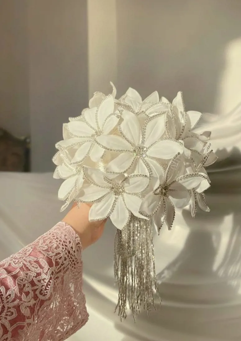 بوكيه الزهور البيضاء المنسدل