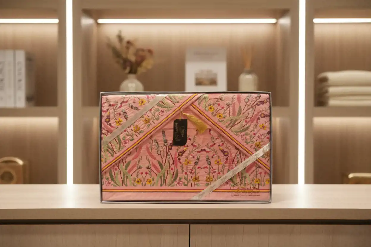 طقم ملاية سرير كبير مطرز يدوي ملاية مقاس 280×260 سم 2 خدادية مقاس 70×50سم 1 كيس مخدة مقاس 180×45 سم قطن 100%