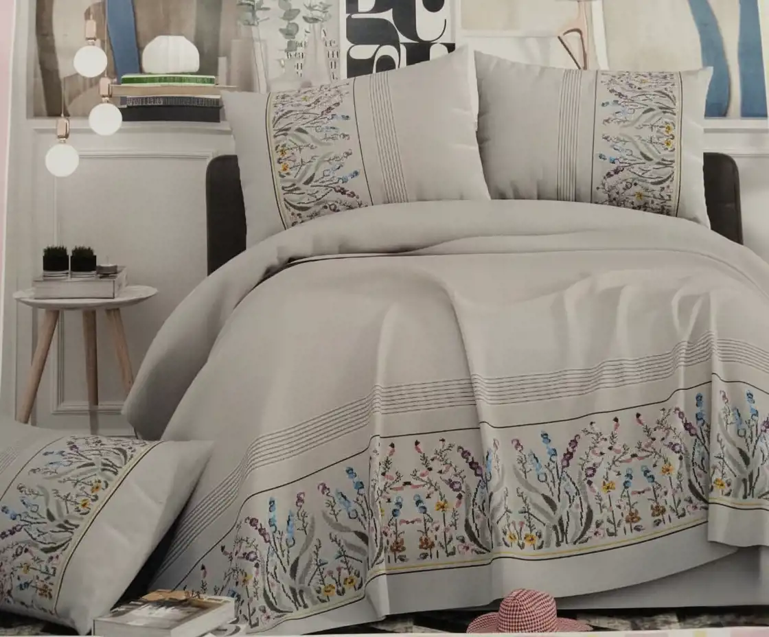 طقم ملاية سرير كبير مطرز ملاية مقاس 280×260 سم 2 خدادية مقاس 70×50سم 1 كيس مخدة مقاس 180×45 سم قطن 100% باللون الرصاصى