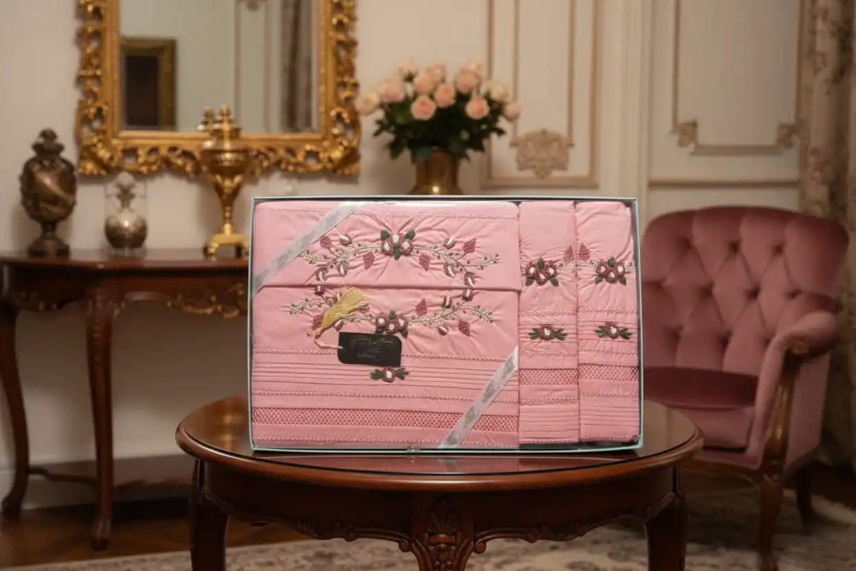 طقم ملاية سرير كبير مطرز يدوىا ملاية مقاس 280×260 سم 2 خدادية مقاس 70×50سم 1 كيس مخدة مقاس 180×45 سم قطن 100%