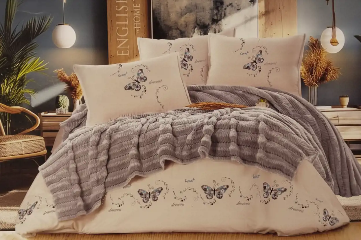 طقم ملاية بدفاية سرير كبير  4 قطع ملاية مقاس 260×240 سم بالاضافة الى دفاية فرو وعدد 2 خدادية باللون الرصاصى